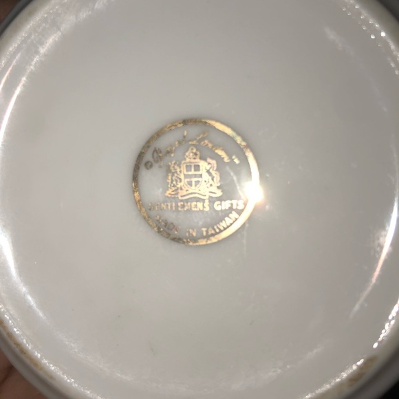 White and Gold Decorative vintage shaving mug by Royal London Gentlemen. - Picture 3 of 8